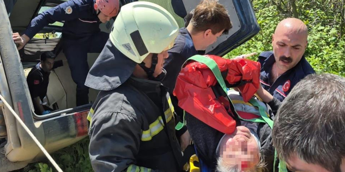 Samsun'da ticari araç devrildi: 2 yaralı