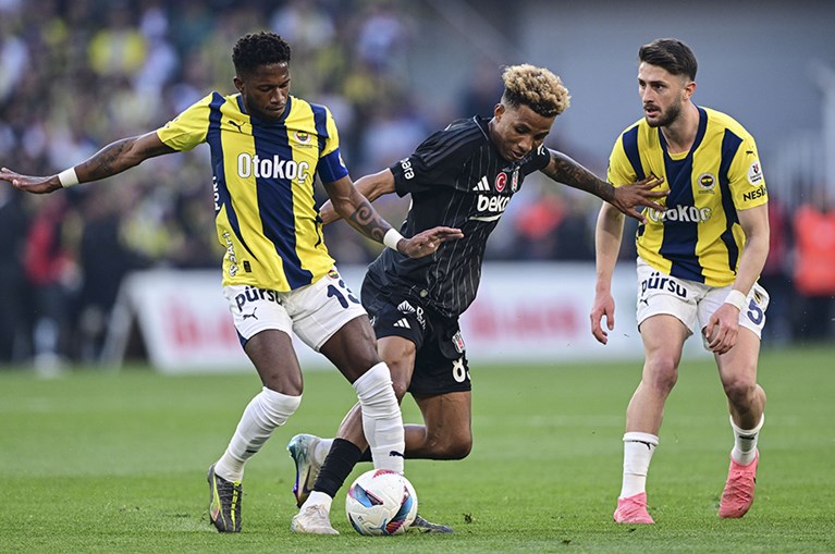 Kadıköy'de Aziz Yıldırım sesleri