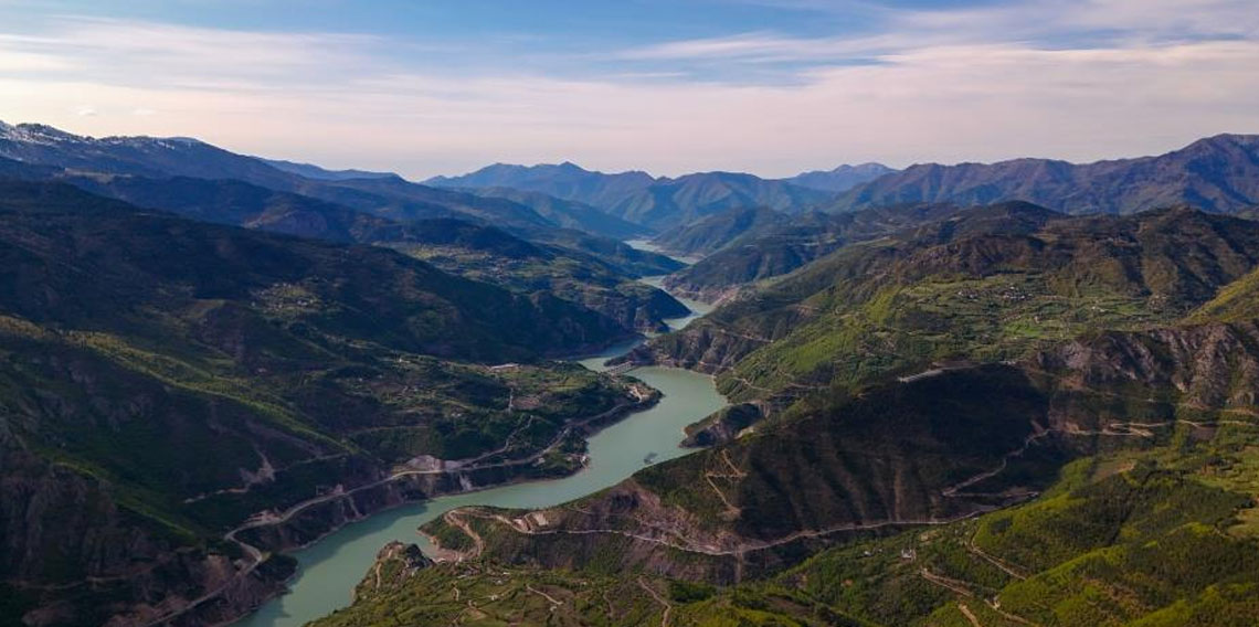 Artvin'in karlı dağlarından ilkbahar görüntüsü