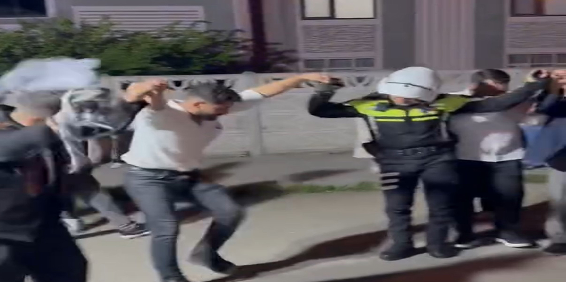 Trafik polisi halay çekti, renkli görüntüler çıktı