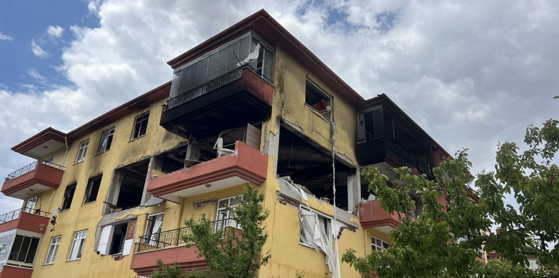 Patlayan doğalgaz onlarca kişiyi evsiz bıraktı