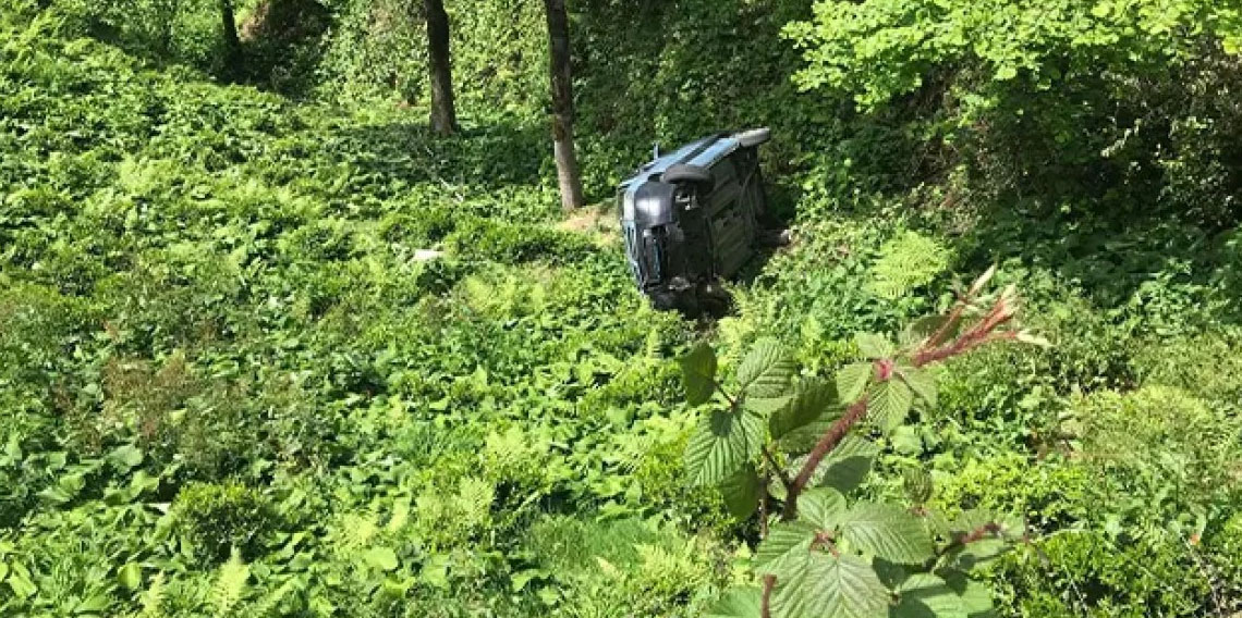 Rize’de hafif ticari araç çay bahçesine devrildi: 2 kişi yaralandı