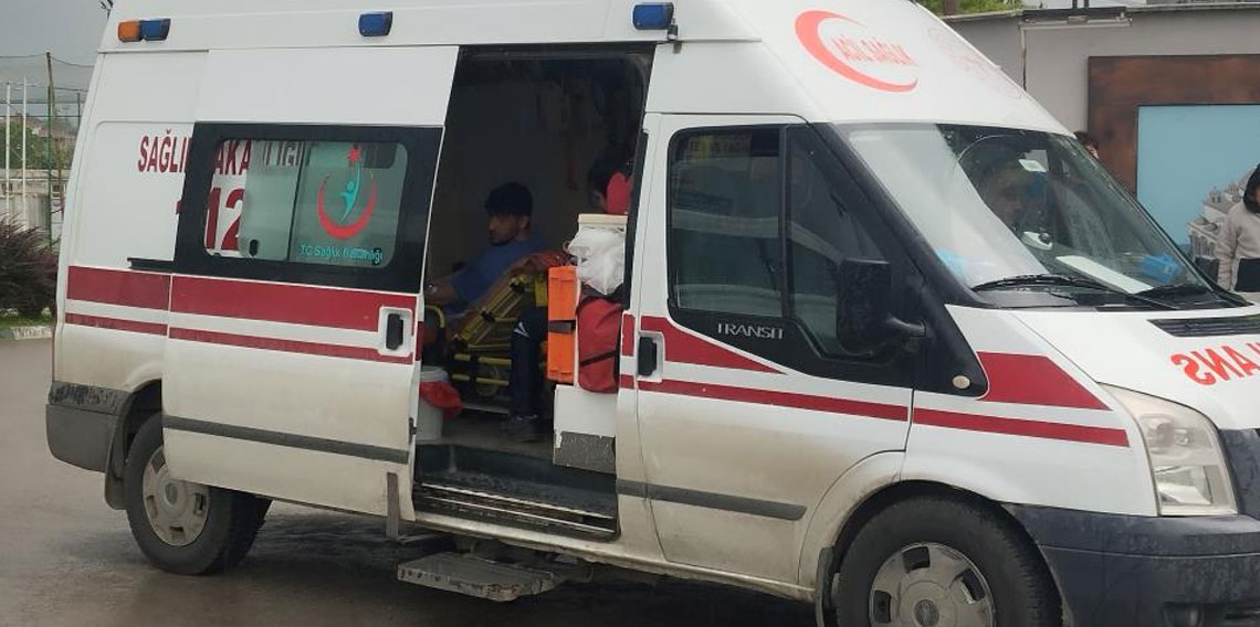 Hafif ticari aracın çarptığı motosikletli yaralandı