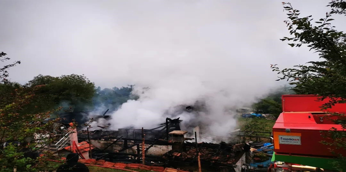 Sinop'ta ahşap ev yanarak kullanılamaz hale geldi