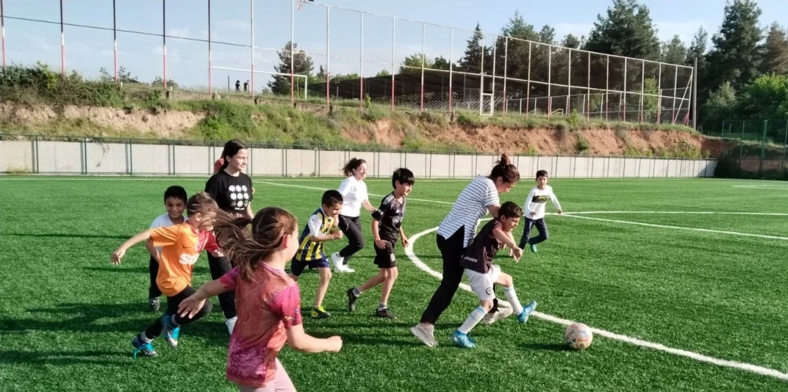 Annelerle oğullarının yeşil sahadaki mücadelesi gülümsetti