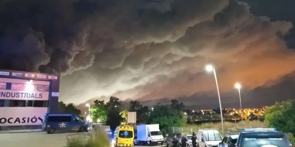 İspanya'da sanayi bölgesindeki yangın sırasında zehirli klor yayıldı