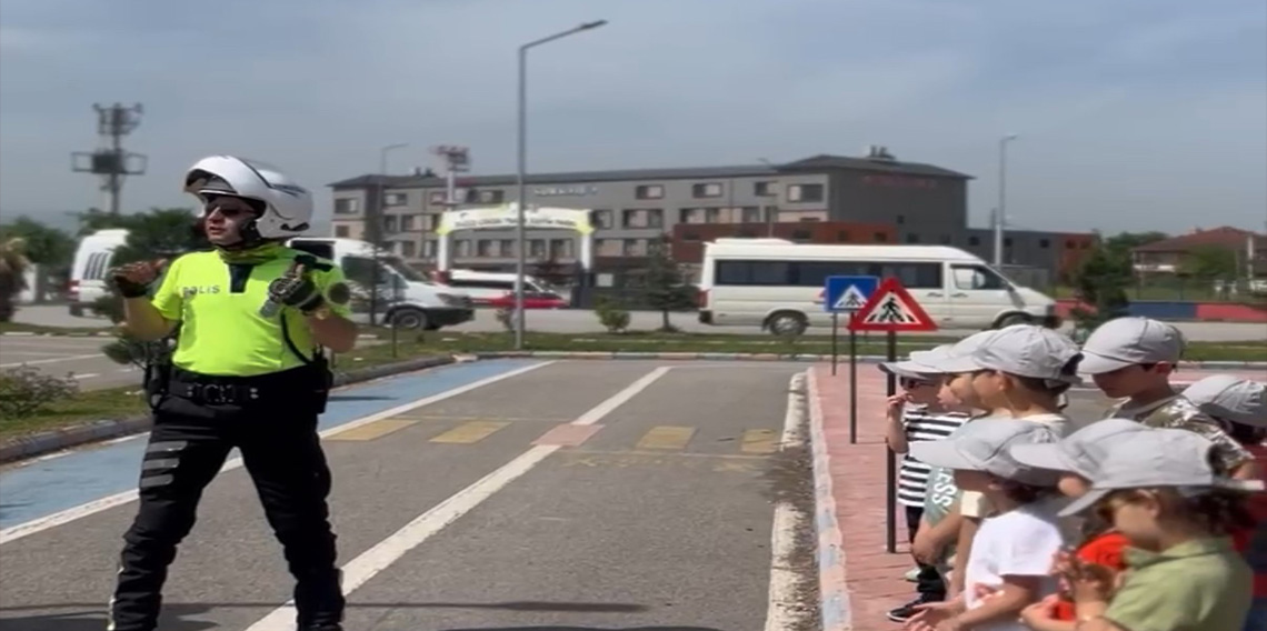 Polisten çocuklara sevgi dolu yaklaşım