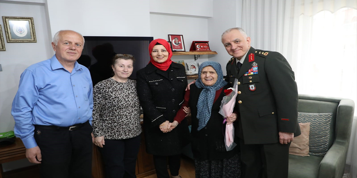 Garnizon Komutanı Ala’dan şehit annesine anlamı ziyaret