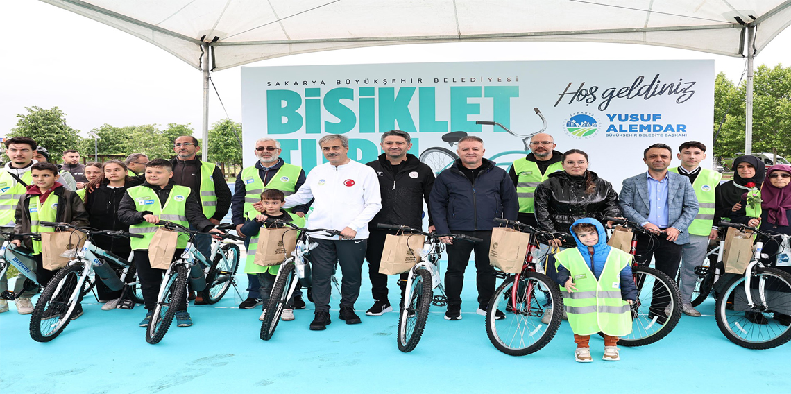 Trafik Haftası’nda Başkan Alemdar, 10 kişiye bisiklet ve kask hediye etti