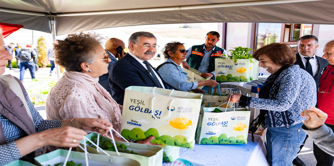 Gölbaşı Belediyesi, vatandaşlara 50 bin fide dağıttı