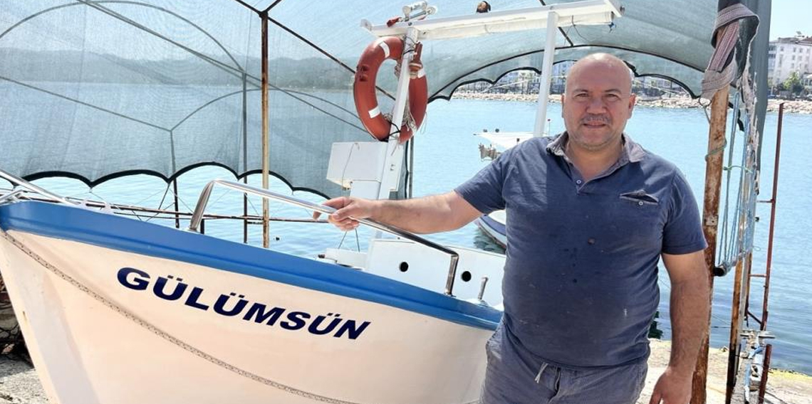 Mobilya ustası, ‘gülümsün' ismini verdiği kayığı ile çocukluk hevesini gideriyor