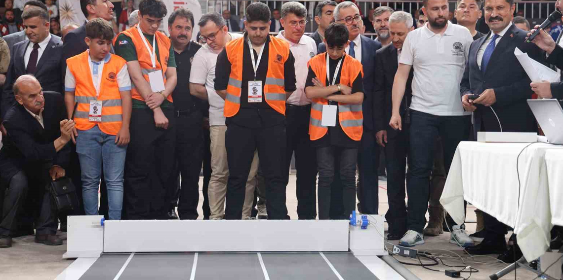 Depremzede öğrenciler ’HATAYBOT’ robot yarışmasında yarıştı