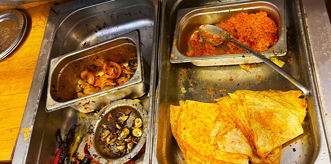 Bozulmuş meze, et ve et ürünleri kullanan restoran mühürlendi
