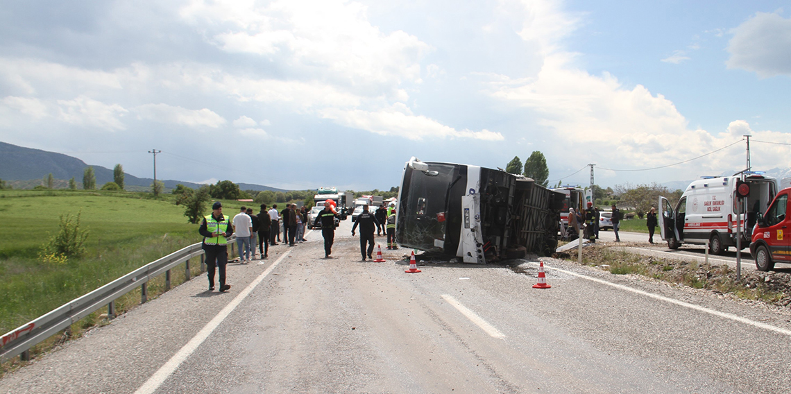 Konya’da yolcu otobüsü devrildi ! 13 Yaralı