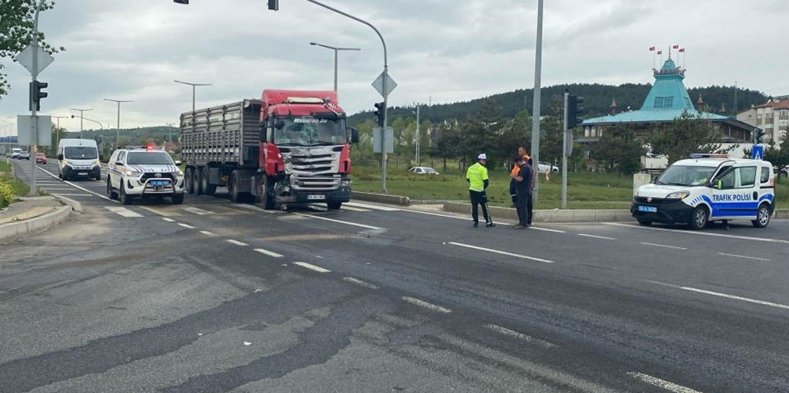 Tır ile kamyonet çarpıştı: 1 yaralı