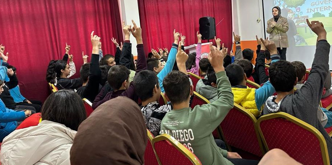 Bayburt'ta öğrenciler güvenli internet kullanımı hakkında bilgilendirildi
