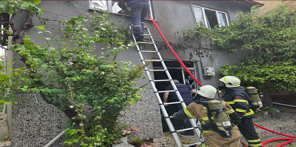 Elektrik tesisatından çıkan yangın evi küle çevirdi