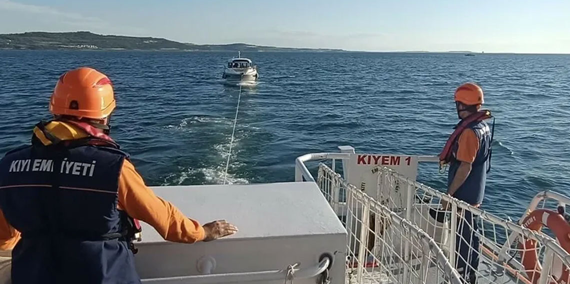 Çanakkale Boğazı'nda sürüklenen tekne kurtarıldı