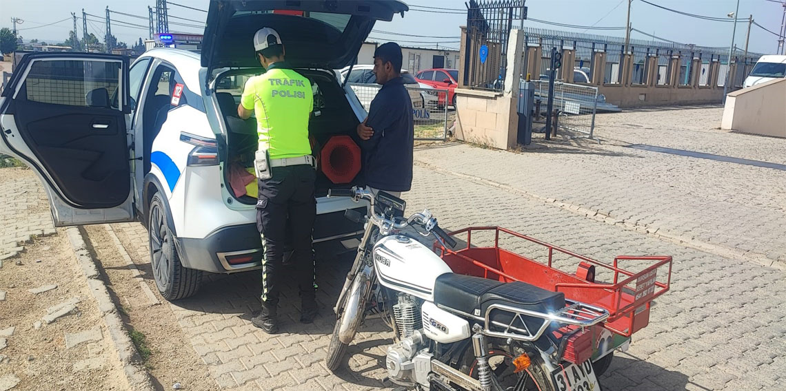 Motosikleti üzerine yatarak sürmüştü, yediği ceza motosikletin parasını geçti