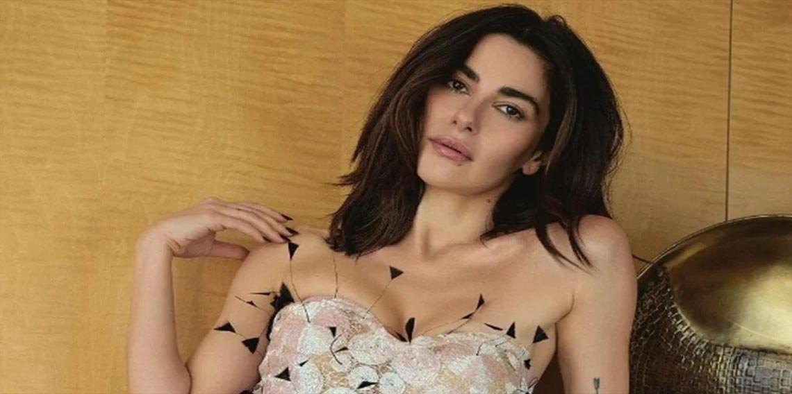 Nesrin Cavadzade'den yatakta kahve pozu