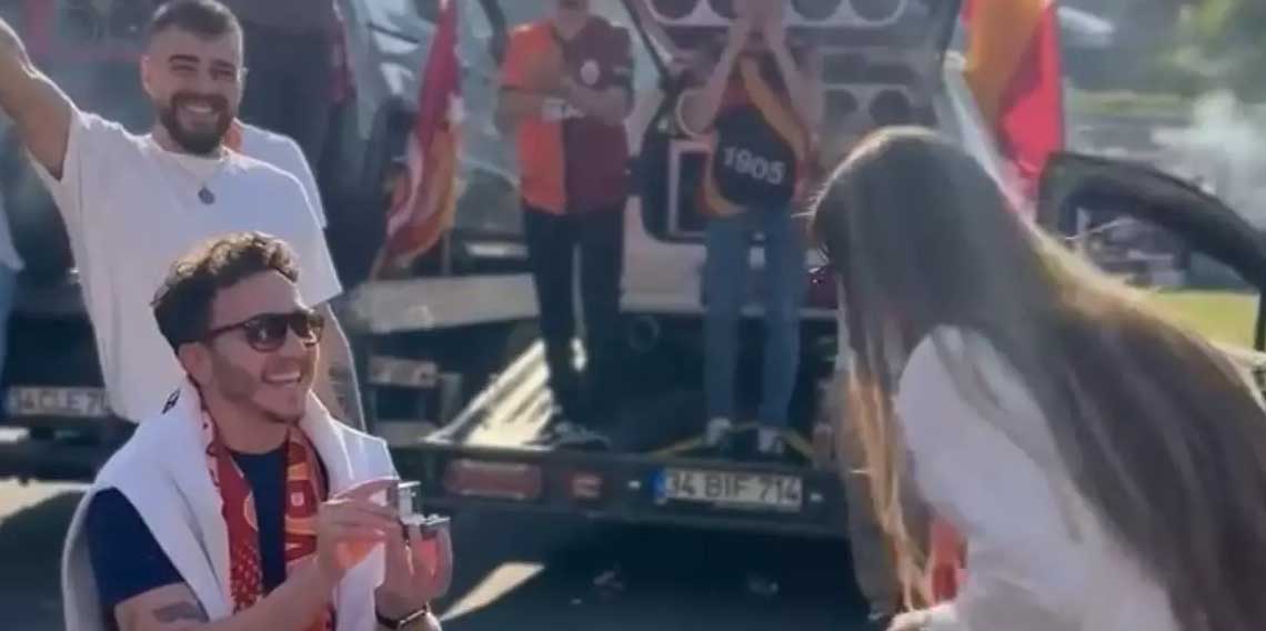 Galatasaray Şampiyonluğunu Evlilik Teklifiyle kutladılar