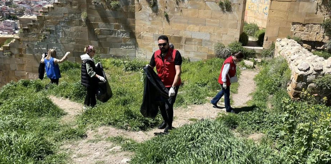 Tarihi Bayburt Kalesi'nde çevre temizliği yapıldı