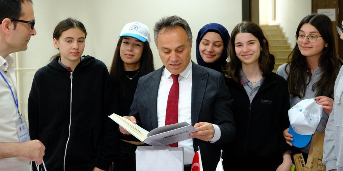 Üniversite adayları AÜB tanıtım fuarında geleceklerini şekillendiriyor
