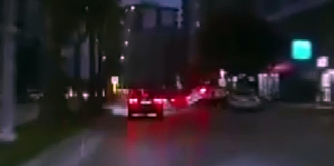 Makas atan otomobilin zincirleme kazaya neden olduğu anlar kamerada