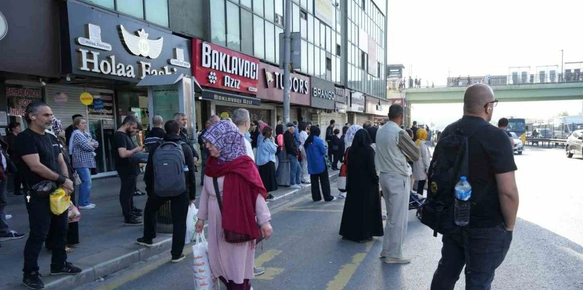 Özel halk otobüsleri kontak kapattı, vatandaşlar yolda kaldı