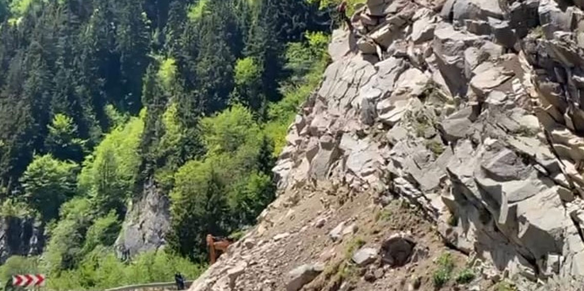 Giresun-Sivas karayolunda tehlike oluşturan kayalar yamaçlardan kontrollü olarak temizleniyor