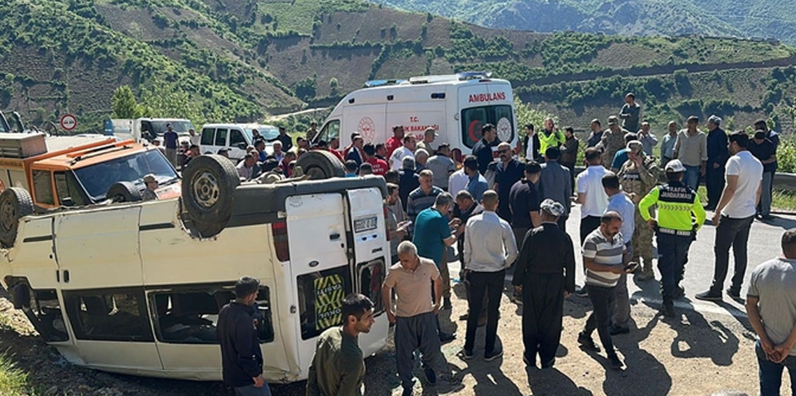 Hakkari'de öğrenci servisi devrildi: Yaralılar var