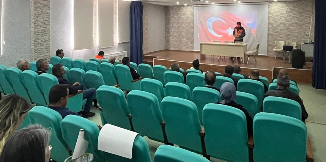 Bayburt'ta muhtarlar ve çiftçiler Kurban Bayramı öncesi bilgilendirildi