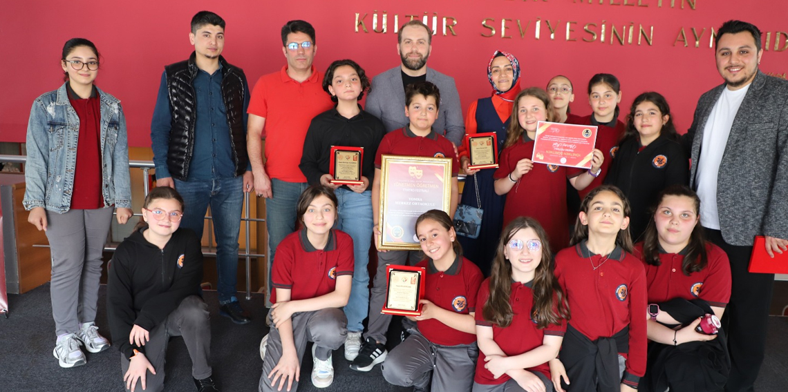 Yomra Merkez Ortaokulu Tiyatro Kulübü Festivalden 3 Ödülle Döndü!