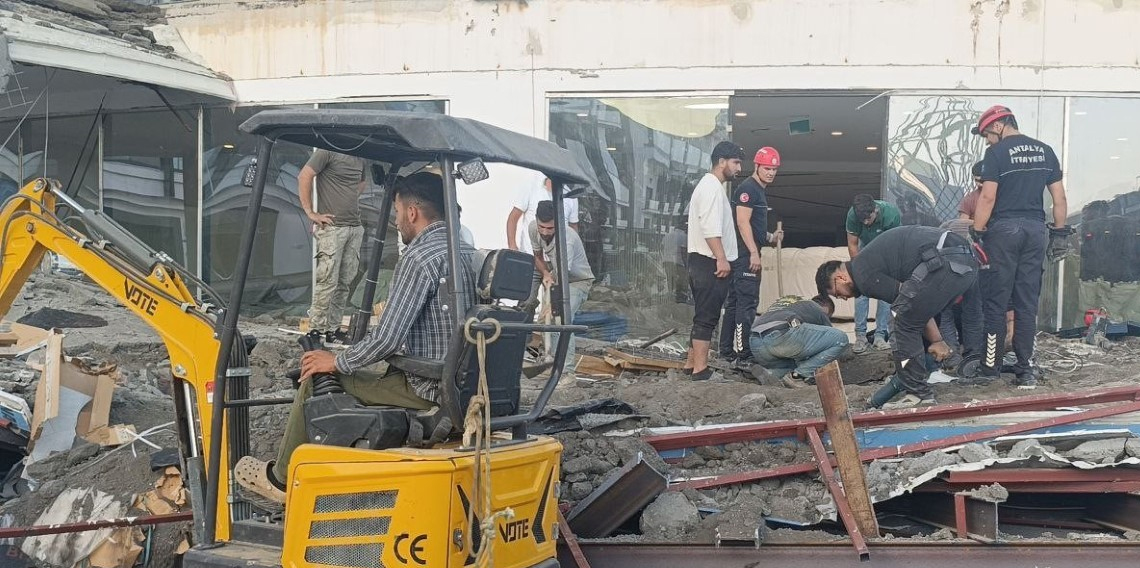 Antalya’da otel inşaatının balkonu göçtü