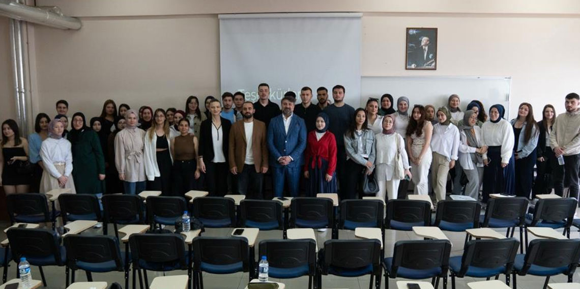 Üniversite öğrencilerine 'Sağlık Sektöründe Pazarlama İletişimi Stratejileri Eğitimi'
