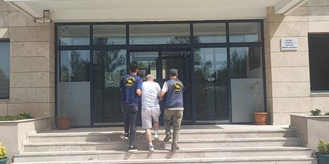 18 ayrı suçtan aranan firari şahsı jandarma dedektifleri İzmir'de yakaladı