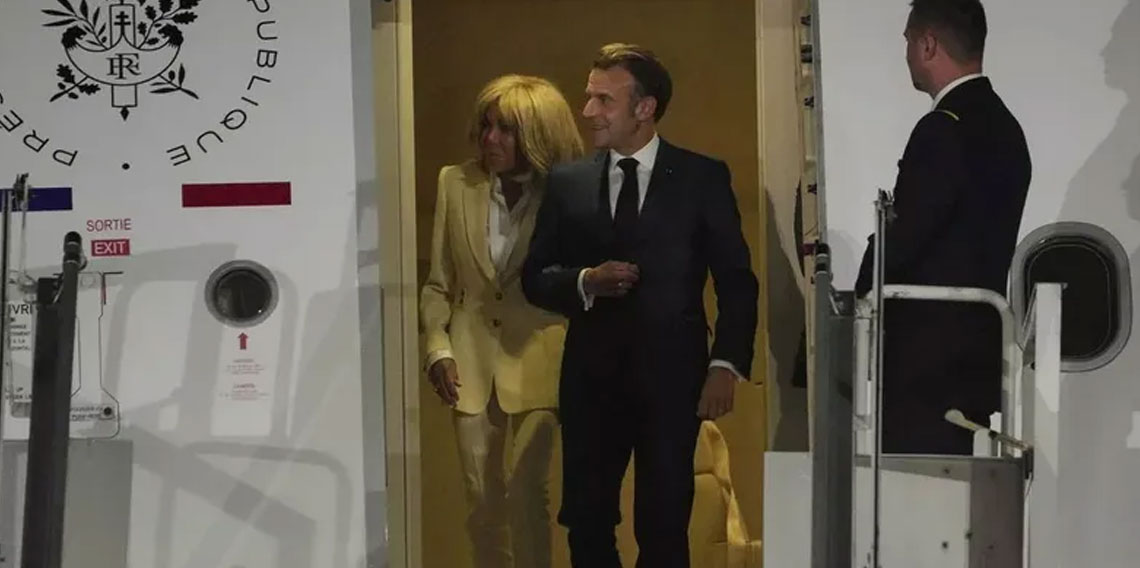 Macron çifti bu sefer uçaktan el ele indi! 'Tokat' iddiaları gündem olmuştu