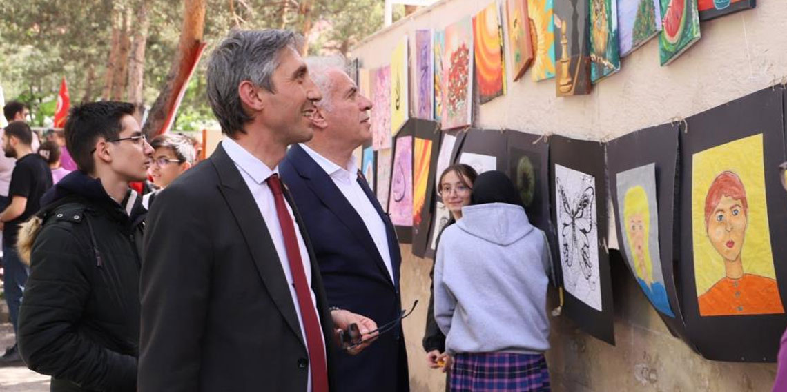 Bayburt'ta öğrencilerin projeleri Bilim Fuarı'nda sergilendi