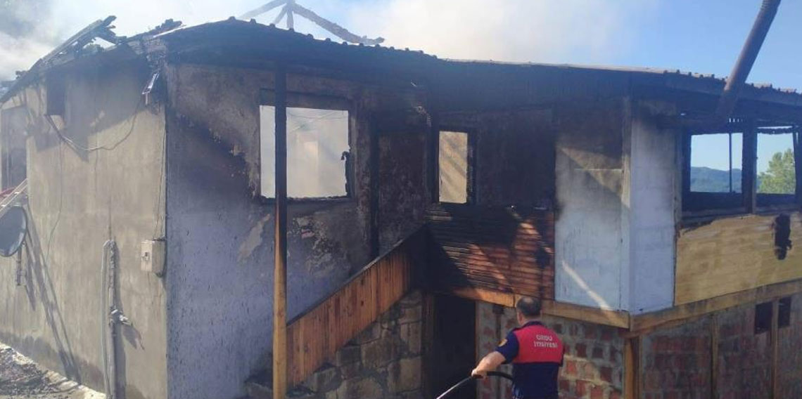 Ordu’nun Fatsa ilçesinde çıkan yangında bir ev küle döndü