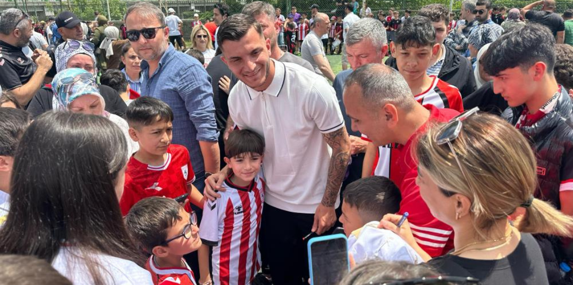Samsunsporlu oyunculardan miniklere motivasyon ziyareti