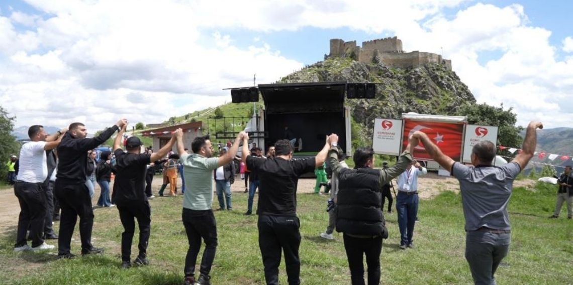 Gümüşhane Kov Kalesi eteklerinde şenlik coşkusu