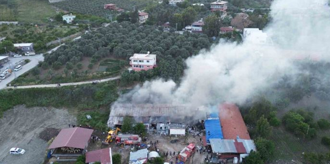 Tekstil fabrikası alevlere teslim oldu