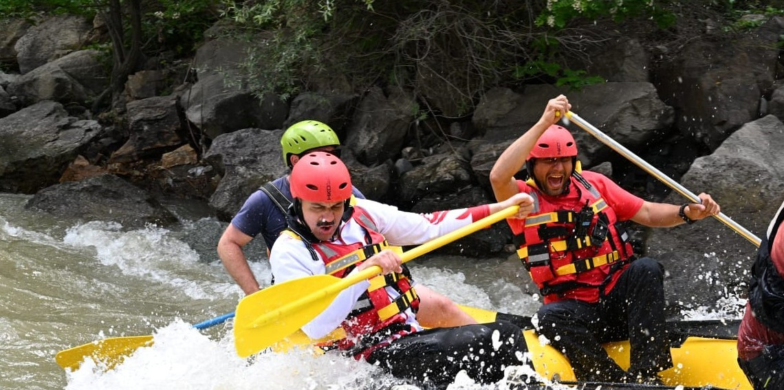 Vali Mustafa Çiftçi bu defa coşkun sularda rafting yaptı