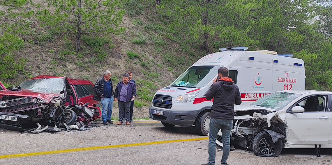 Karabük’te iki otomobil kafa kafaya çarpıştı: 8 yaralı