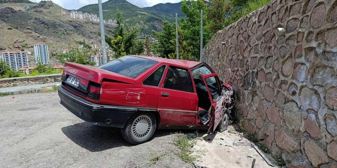 Gümüşhane'de otomobil duvara çarptı: 2 yaralı