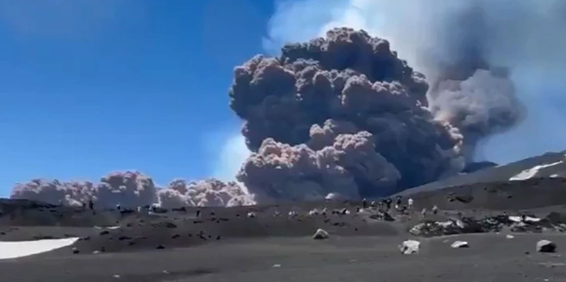 Etna Yanardağı yine coştu! Bölgede alarm verildi