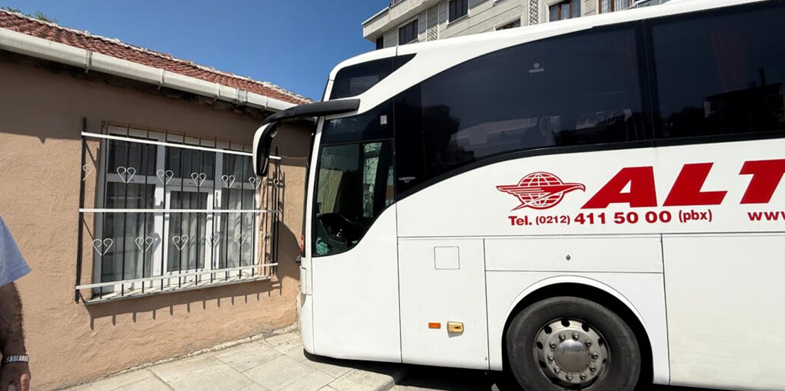 Freni boşalan yolcu otobüsü kayarak gecekonduya çarptı