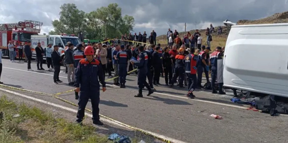 Yozgat'ta cenazeden dönen araç kaza yaptı! 2 ölü, 27 yaralı