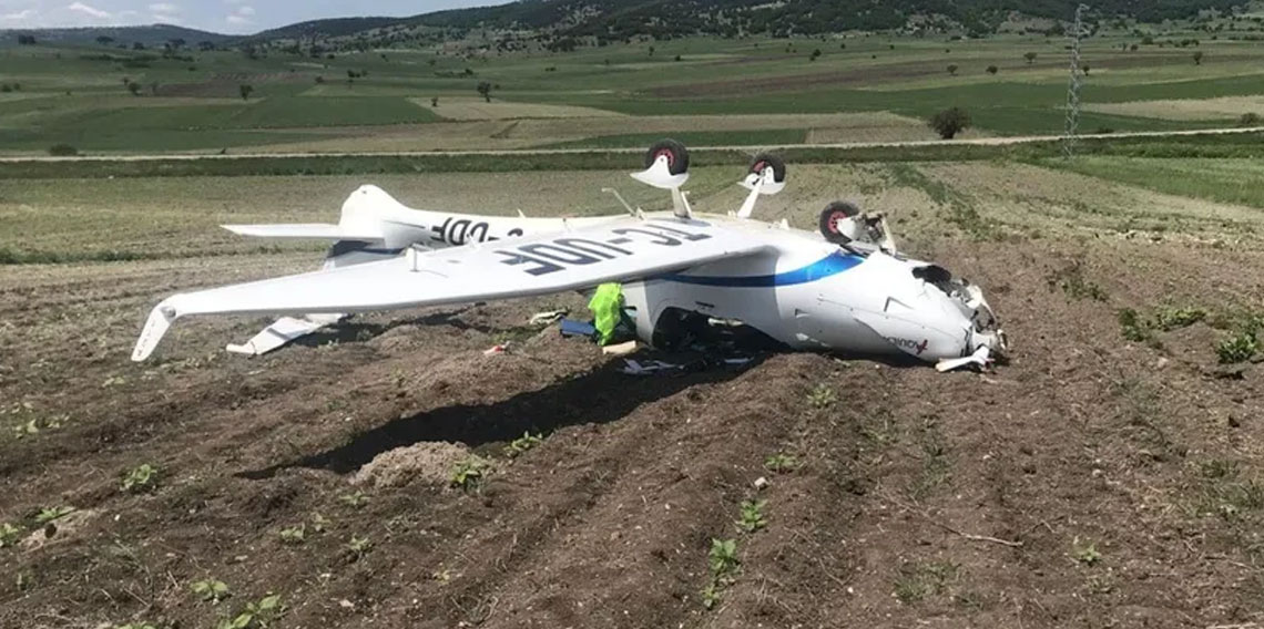 Bilecik'te eğitim uçağı iniş sırasında ters döndü! Kadın pilot hastaneye kaldırıldı