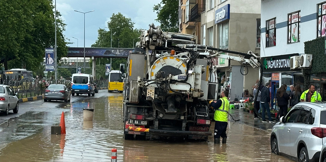Trabzon'da Yağmur suları tahliye edilmeye çalışılıyor